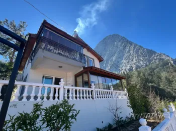 Konyaaltı Antalya'da Sevimli Dağ Manzaralı Villa